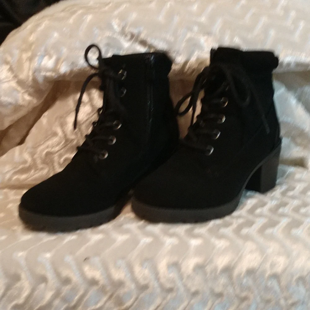 Shoe's - Picture 2 of 4